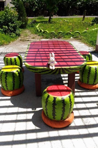 西瓜公園內可愛的西瓜桌椅。（圖片來源／三和社區-崁仔腳）