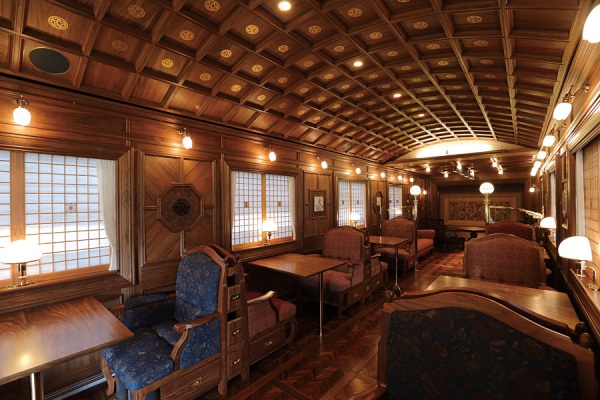 高級木材打造的優雅車廂空間享受奢華感受。（圖片來源／SEVEN STARS IN KYUSHU）