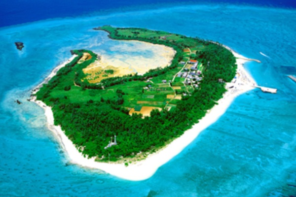 水納島被戲稱為「牛角麵包島」。（圖片來源／Okinawa Travel Info）