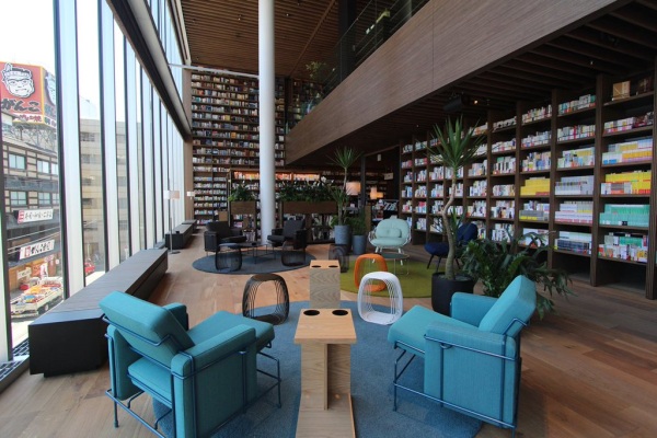 以世界最美書店之一的「蔦屋書店」為中心，打造出新生活型態提案的購物商場。（圖片來源／枚方T-SITE）