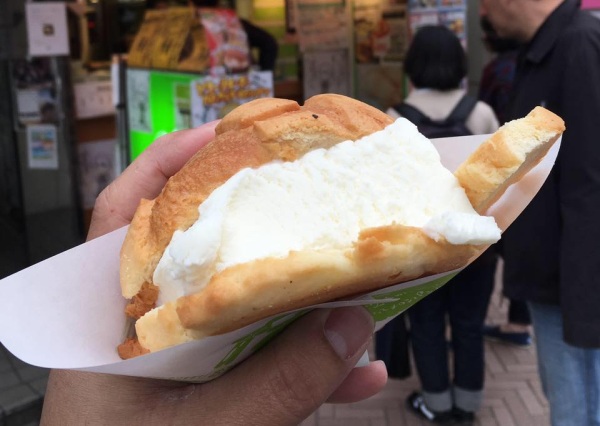 招牌的冰淇淋菠蘿麵包是必吃的人氣甜點。（圖片來源／世界第二好吃的現烤冰淇淋菠蘿麵包 台灣）