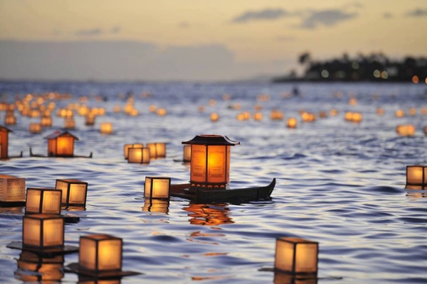 每年陣亡將士紀念日會在夏威夷的歐胡島阿娜莫阿納海濱公園舉行放水燈活動。（圖片來源／Lantern Floating Hawaii）