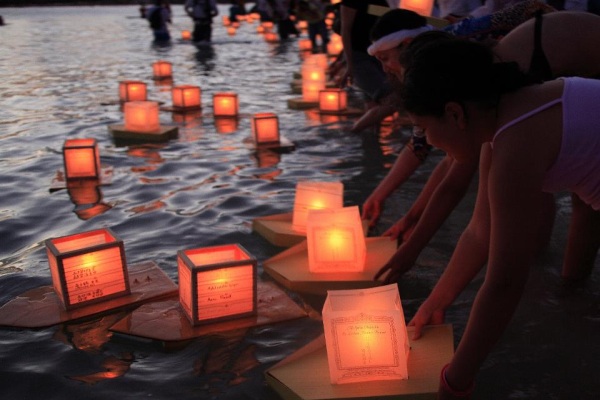 主辦單位每年都會免費提供水燈給參與的遊客。（圖片來源／Lantern Floating Hawaii）
