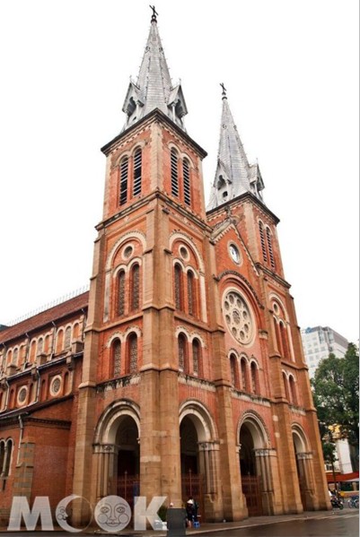 聖母院廣場，因為磚紅色的外觀，因此擁有「紅教堂」美名。（圖片提供／越捷航空）