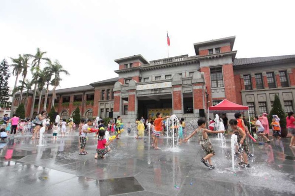 新竹府前廣場噴水池是民眾消暑好去處。（圖片來源∕新竹市政府）