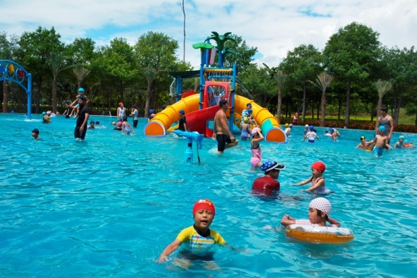 知卡宣森林親水公園有多樣水上遊樂設施。（圖片來源∕花蓮縣政府）