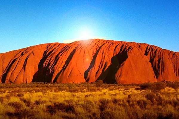 岩石表面在陽光照射下會變成鮮豔的紅色。（圖片來源／crystalinks）