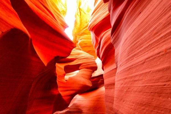 羚羊峽谷經過百萬年侵蝕形成特殊地形。（圖片來源／pashadelic）