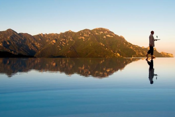 水面與山嵐形成美景。（圖片來源／belmond）