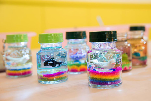 白蘭氏推動玻璃空瓶回收再利用，讓大人小孩發揮創意體驗手作。(圖片來源／白蘭氏健康博物館)