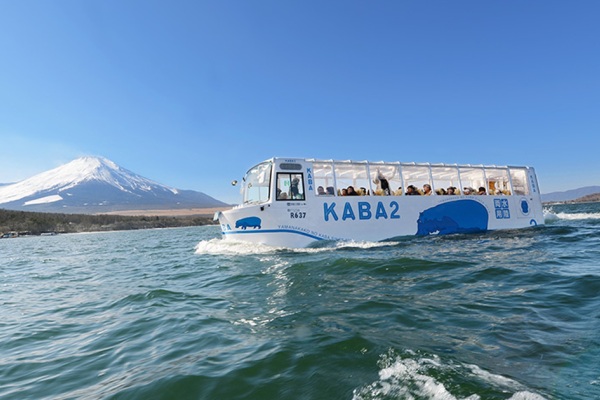 搭乘水陸兩用公車，從湖泊上同時享受富士山和山中湖的絕佳美景。（圖片來源／kaba bus）