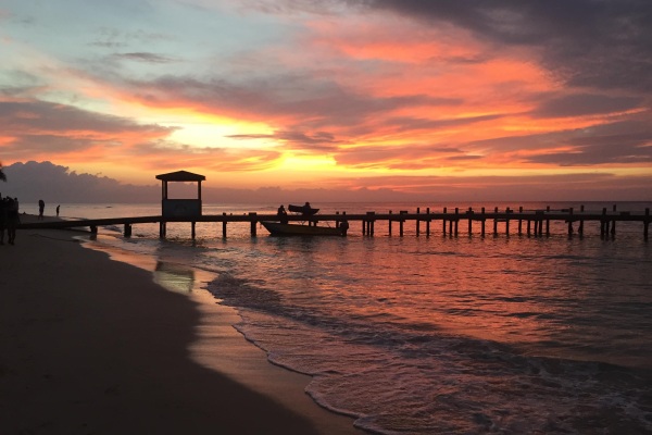 West Bay Beach （圖片來源／tripadvisor）