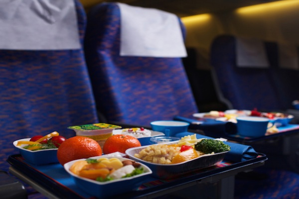 選擇飛機餐最簡單的方法就是依照搭乘的出發地為主。(圖片來源／thealternativedaily）