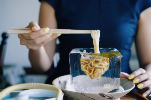 天ぷら松推出冰磚涼麵。（圖片來源／MACARONI）