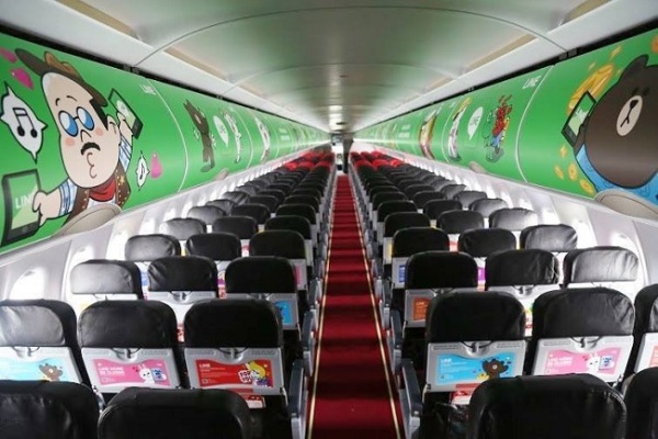 機艙內的座椅以及座位上方行李櫃也佈滿LINE卡通明星。（圖片來源／AirAsia）
