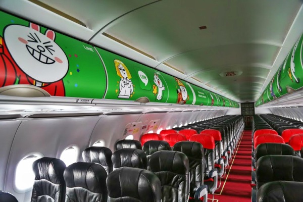 AirAsia LINE彩繪機也備有先進的機上Wi-Fi功能，在高空與可愛的布景合照打卡。（圖片來源／AirAsia）