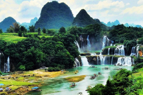 可以乘著竹筏近距離的感受震撼的瀑布美景。（圖片來源／ifenglife）