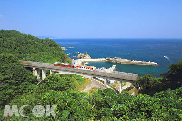 行駛三陸鐵道的過程中絕對要保握時間欣賞美麗的海景。（圖片提供／樂天旅遊）