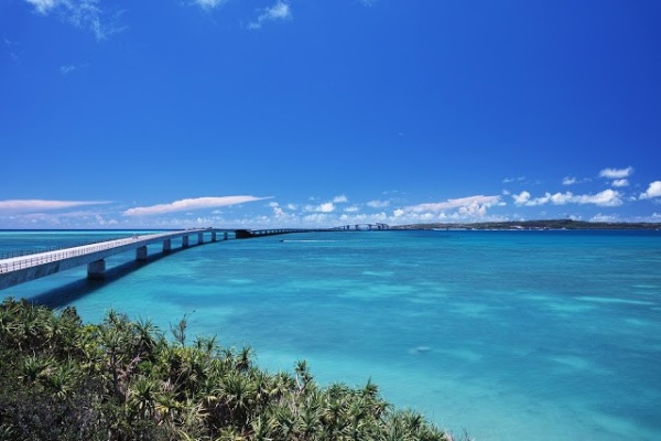 伊良部大橋是沖繩最長的跨海橋梁。（圖片來源／ritou-ijyuu）