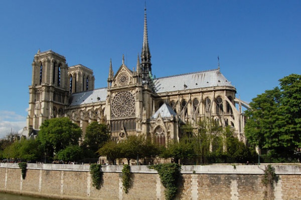 巴黎聖母院是巴黎最有代表性的歷史古蹟與宗教場所。(圖片來源／wikipedia）