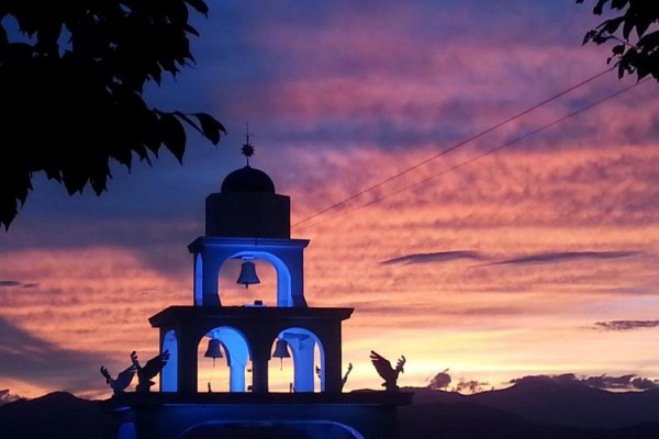 還可以欣賞落日晚霞艷麗動人的美景。（圖片來源／i-santorini）