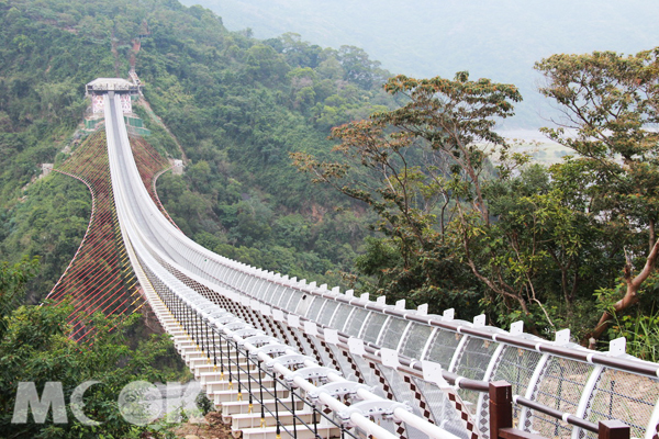 南臺灣最受矚目的新景點「山川琉璃吊橋」。（圖片提供／屏東縣觀光局）