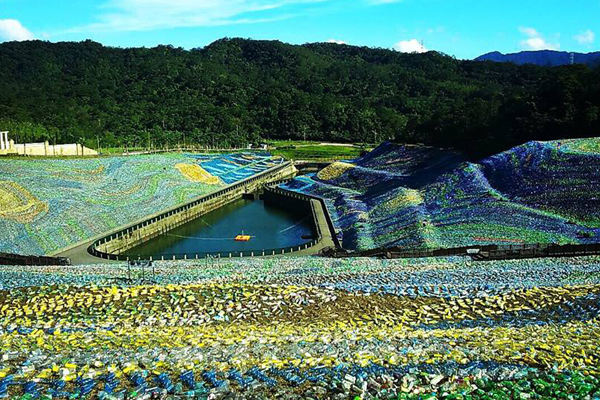 繽紛的保特瓶組成了巨大的地畫作品。（圖片來源／星空草原）