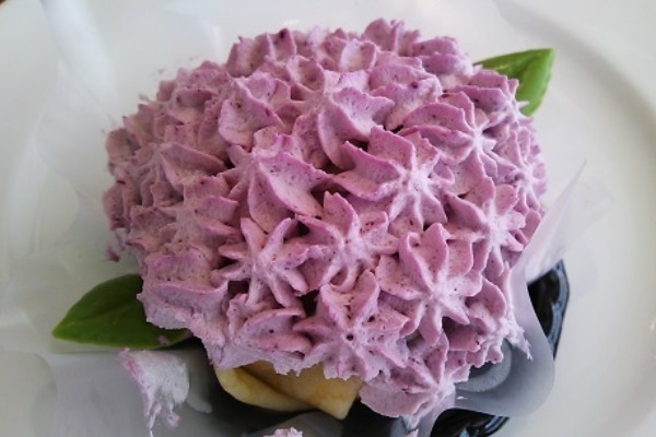 粉紅色的鮮奶油創造美麗的繡球花瓣，搭配香濃的巧克力蛋糕。（圖片來源／tabelog）