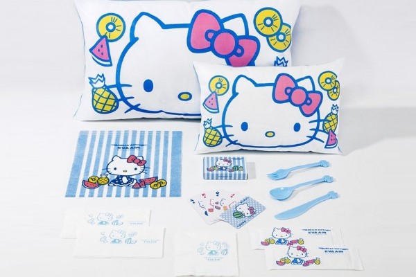 長榮航空Hello Kitty彩繪機推出全新設計的夏季機上服務用品。（圖片來源／長榮航空）