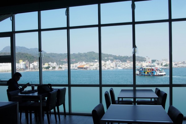 旗津輪渡站觀景餐廳可以欣賞開闊港灣美景。（圖片來源／高雄市政府）