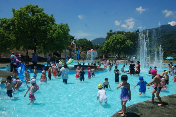 105年水里玩水節7月16日至8月28日，每週六、日要在水里親水公園盛大登場。（圖片來源／水里玩水節）