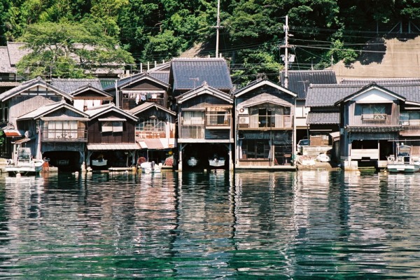 伊根的特色傳統建築物「舟屋」是日本有名的觀光景點。（圖片來源／livedoor）