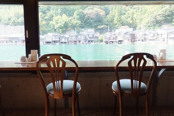 在岸邊的餐廳一邊用餐一邊欣賞漁村風光。（圖片來源／eb2002621）