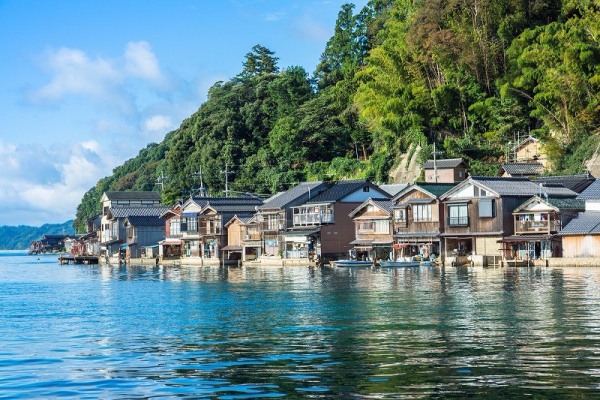 可以住在舟屋改建的民宿，體驗傳統的漁村生活。（圖片來源／japanbook）