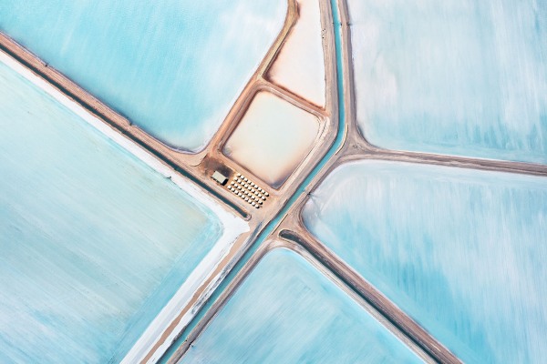英國攝影師Simon Butterworth用空拍技術拍下藍鹽場美景。（圖片來源／Simon Butterworth）