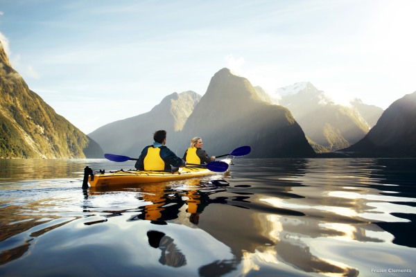 划獨木舟更深入認識米爾福德峽灣。（圖片來源／tourismnewzealand）