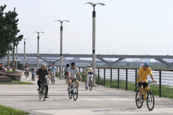 緊鄰迪化運動公園，附近還有保安宮、花博公園、美術館等景點，非常適合騎單車遊玩。（圖片來源／台北旅遊網）