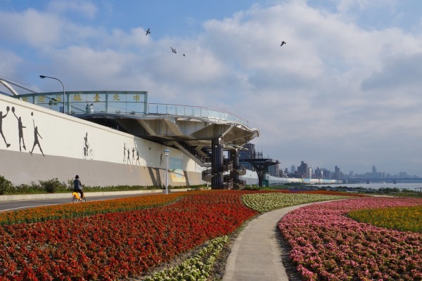 河邊公園依照時節有不同的美麗景觀。（圖片來源／台北旅遊網）