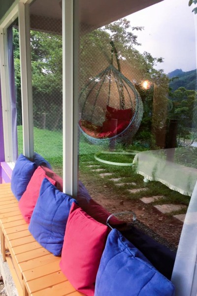 擁有大片落地窗的玻璃屋，可以獨享山林風光。（圖片來源／福村養生農場）