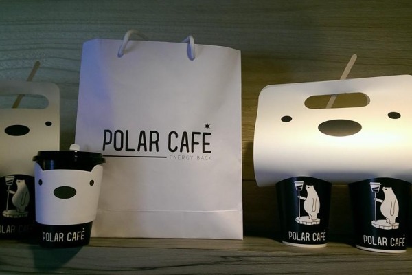 外帶的杯架也都充滿北極熊的創意元素。（圖片來源／POLAR CAFE）