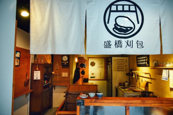5坪大小的店面充滿濃濃的日式復古風情。（圖片來源／盛橋刈包）
