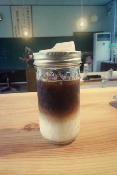 自家烘培的咖啡加上淡路島的牛奶做成的拿鐵。（圖片來源／ハレとケデザイン舎）