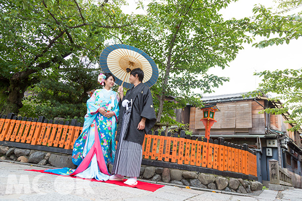 新娘花嫁整套裝扮與京都場景外拍，深受許多情侶與夫妻喜愛。(圖片提供／夢館)