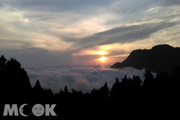 壯麗的雲海以及阿里山日出。（圖片提供／嘉義林區管理處）