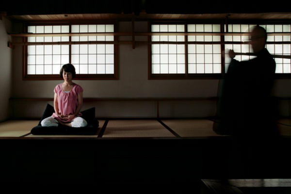 藉由坐禪去享受心靈的寧靜。（圖片來源／trip.kyoto）