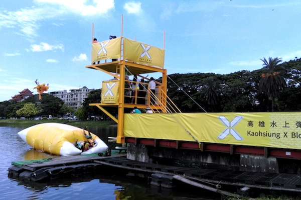 高雄市政府推出南部首創「Blob Jump水上彈跳包活動。（圖片來源／高雄市政府）