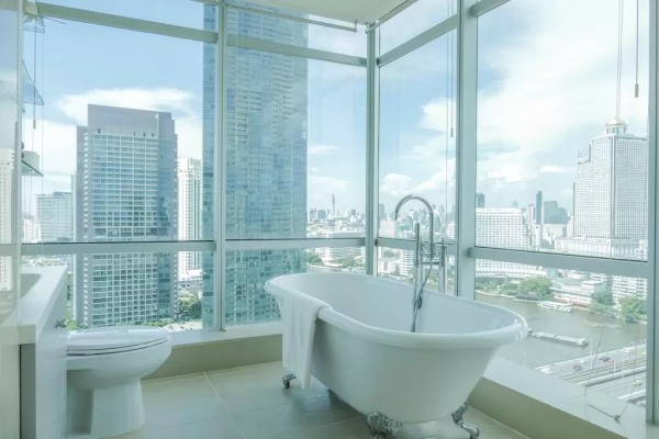 透明的浴室還可以180度獨享整個曼谷的城市風光。（圖片來源／Airbnb）