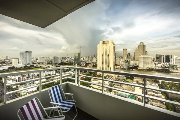 在陽台獨享美麗的曼谷天際線。（圖片來源／Airbnb）