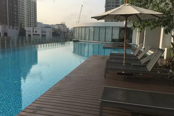 公寓7樓有一座無邊際游泳池。（圖片來源／Airbnb）