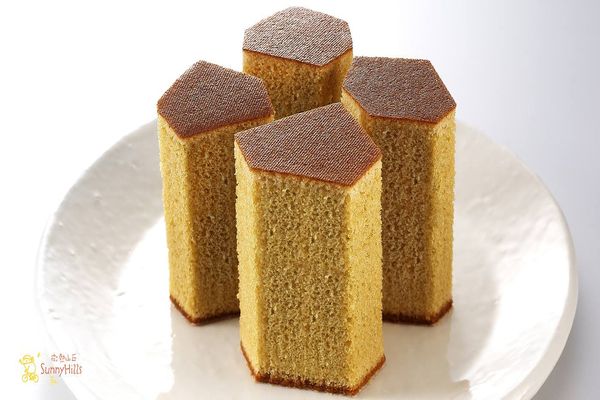 蜂巢造型的蜜豐糖蛋糕，展現樸實的幸福滋味。（圖片來源／微熱山丘）
